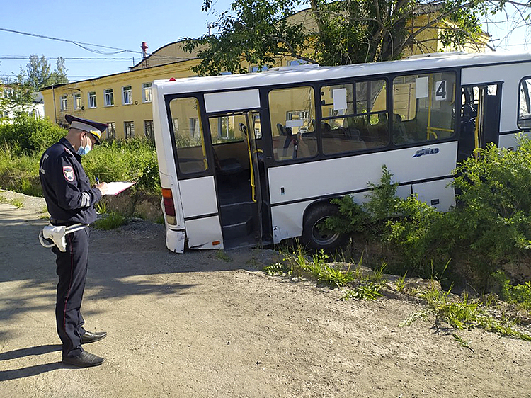 Bus crash in Russia kills 6, injures 15