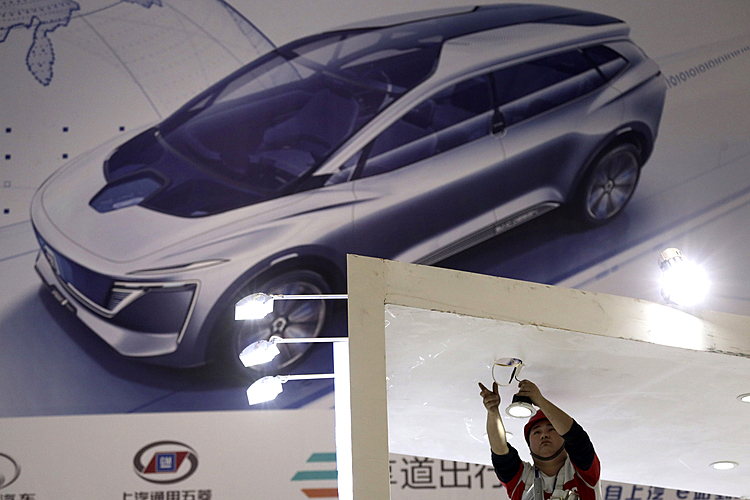 Electric car makers woo Chinese buyers with range, features