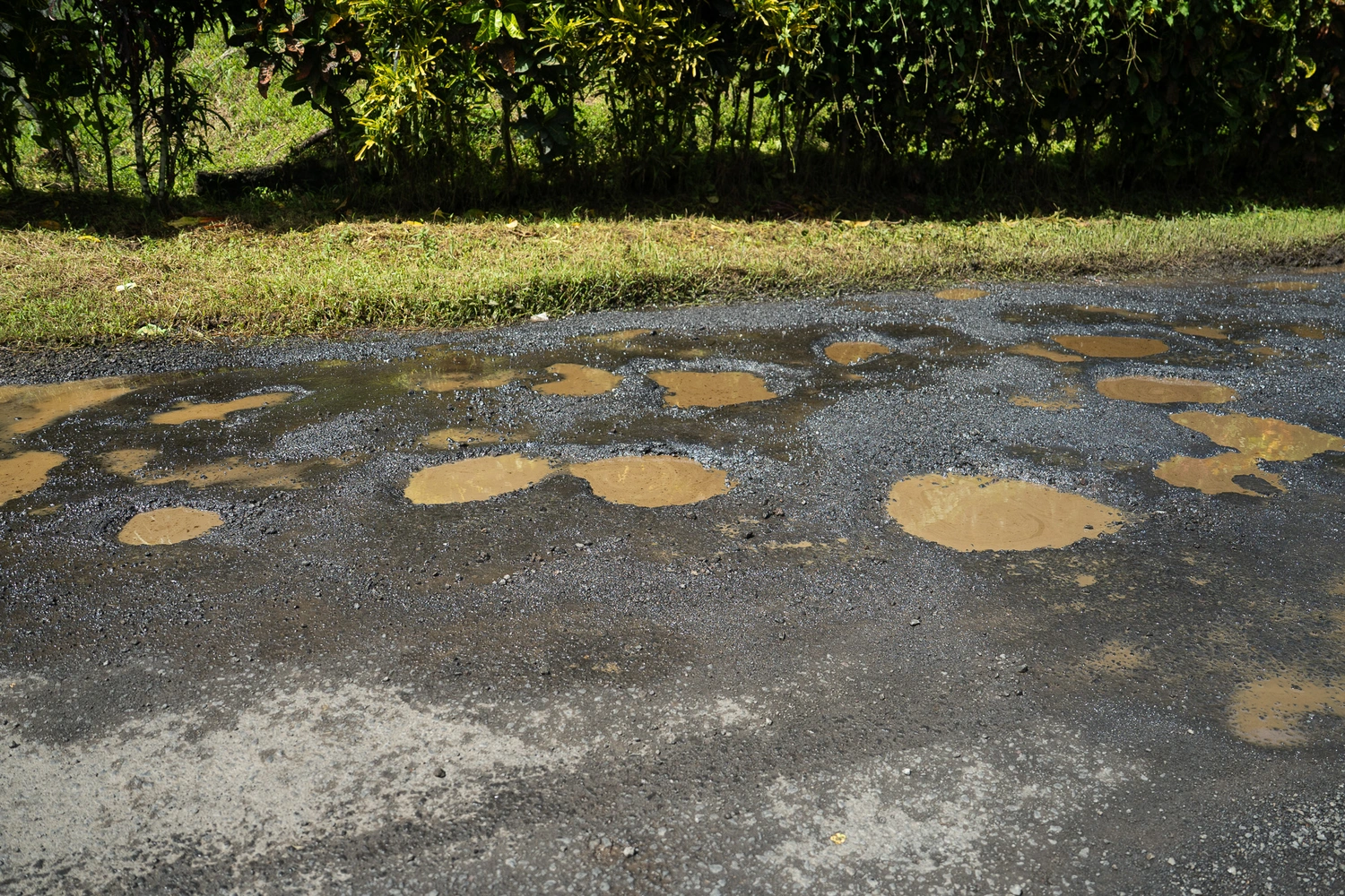 Drivers call for repairs on Lauli'i potholes 