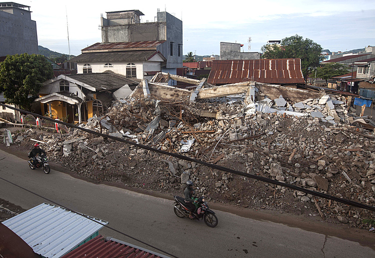 Aid effort intensifies after Indonesia quake that killed 84
