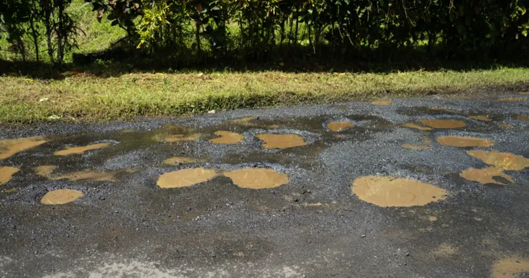 Drivers call for repairs on Lauli'i potholes 