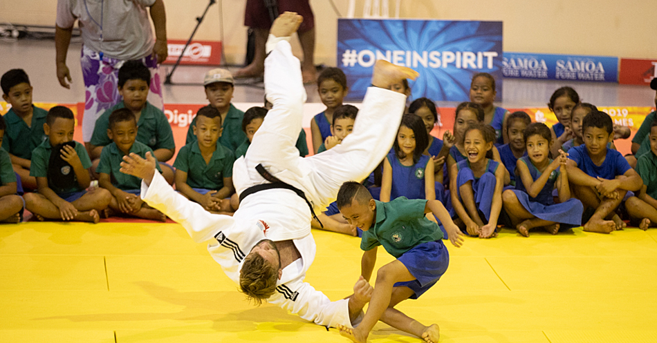 Primary school kids learn from judo gold medallists