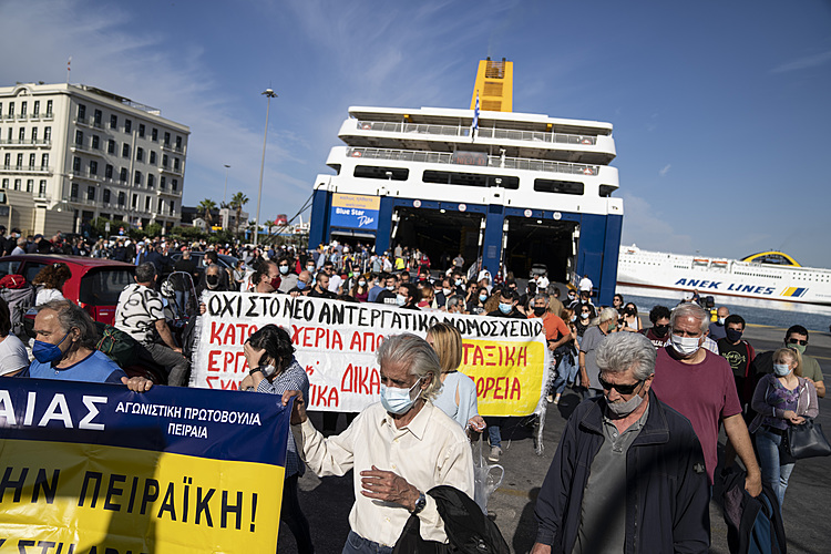 Striking seamen in Greece temporarily disrupt ferry services