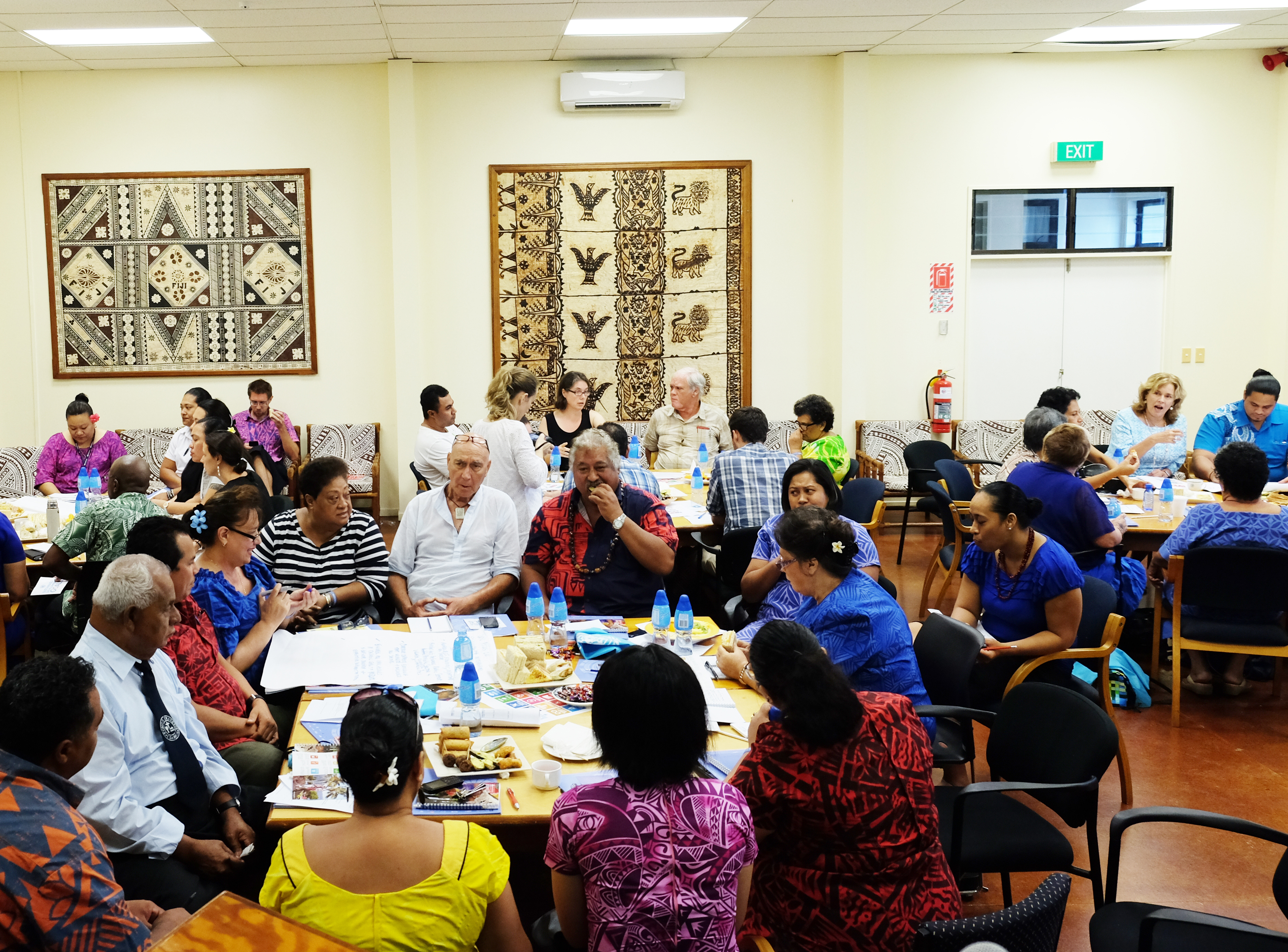 Kevin Hart says he's considering Oscar hosting gig again