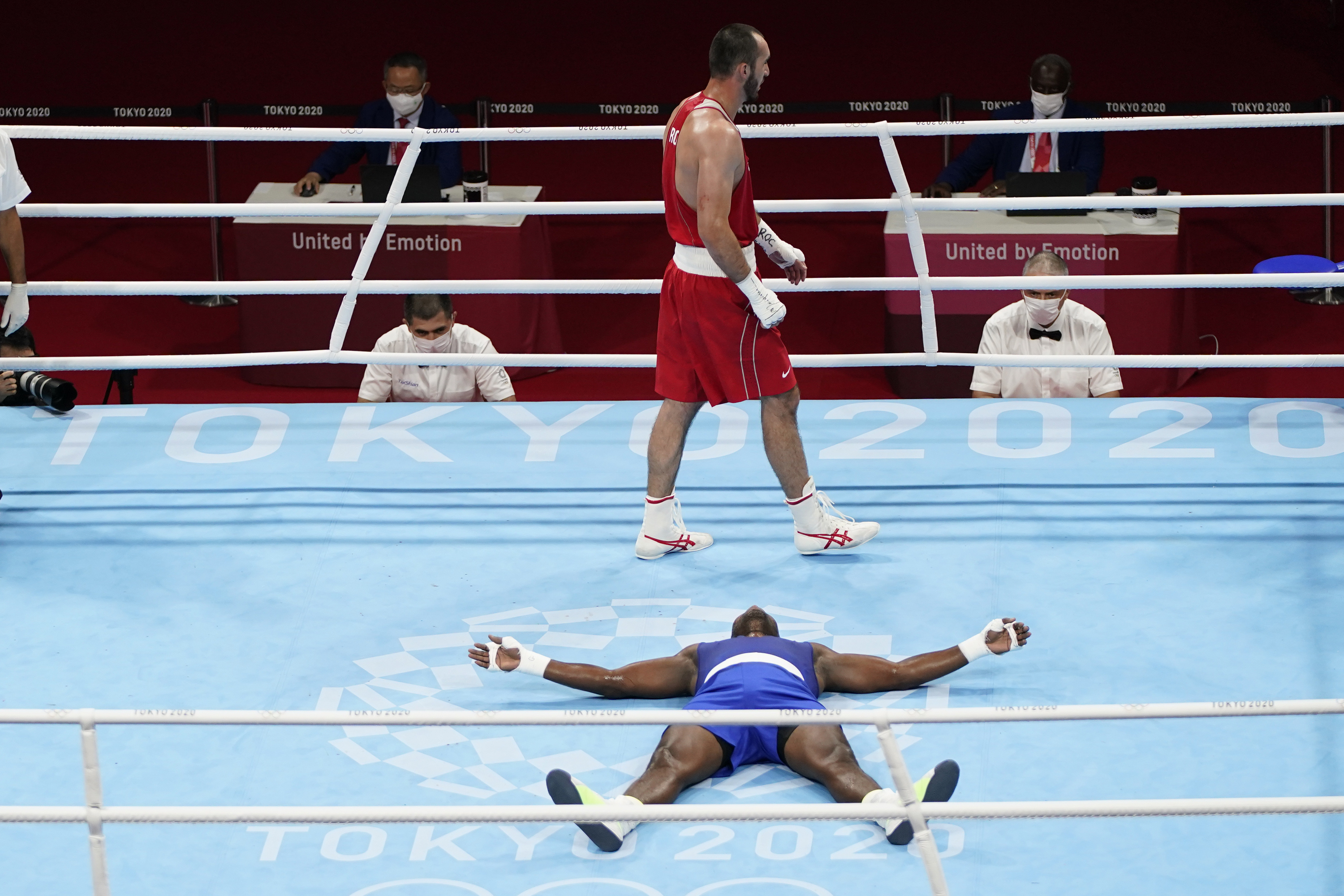 Heavyweight La Cruz joins Cuban veterans' 2-time gold rush