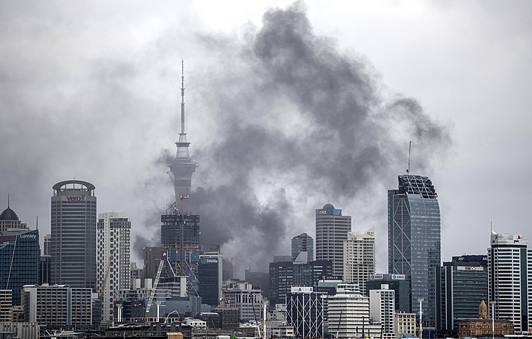 Fire burning for 2nd day disrupts center of New Zealand city