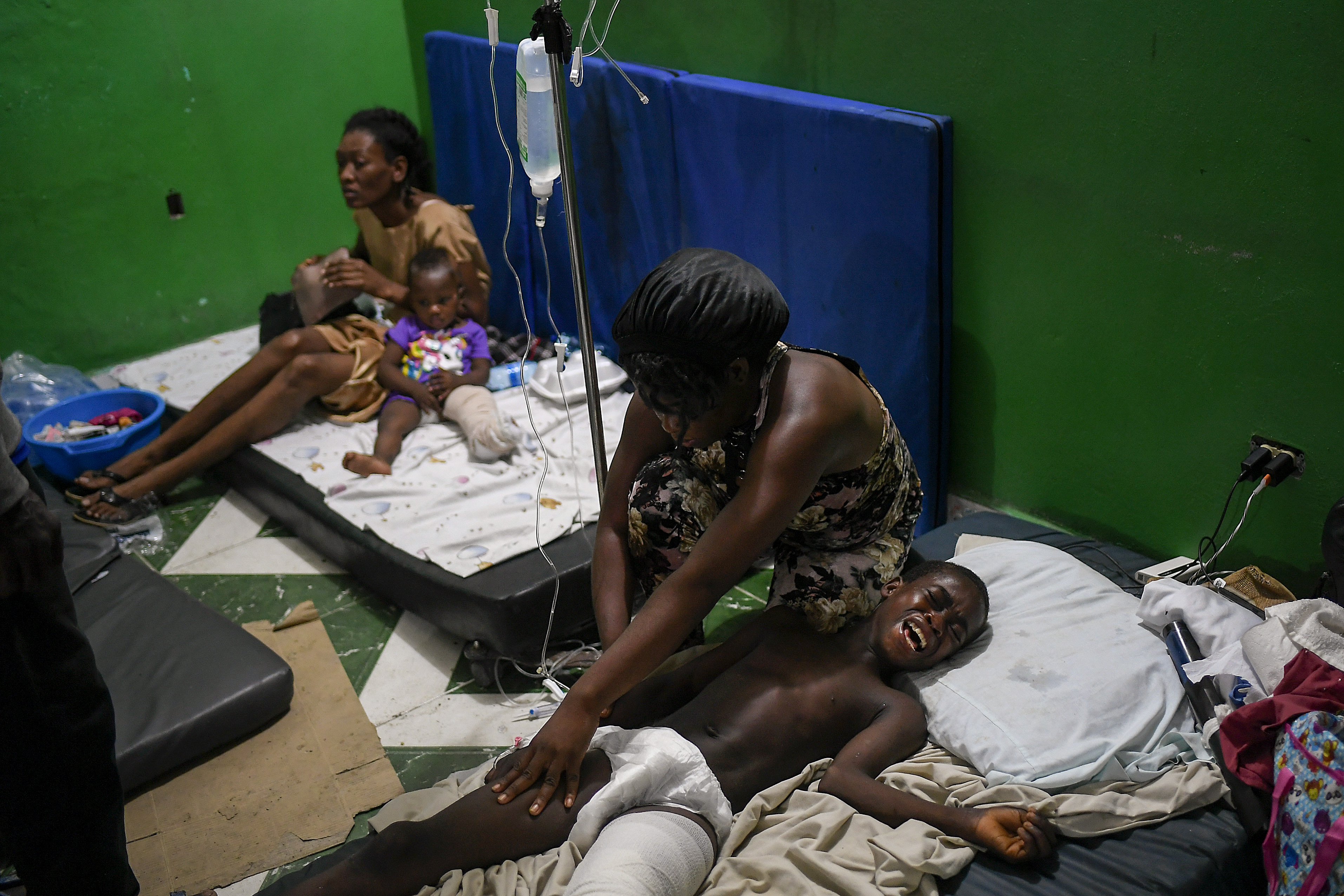 Injured in Haiti's quake continue to show up at hospitals