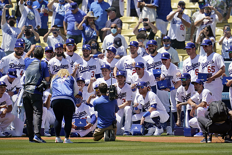 Dodgers receive World Series rings in pregame ceremony