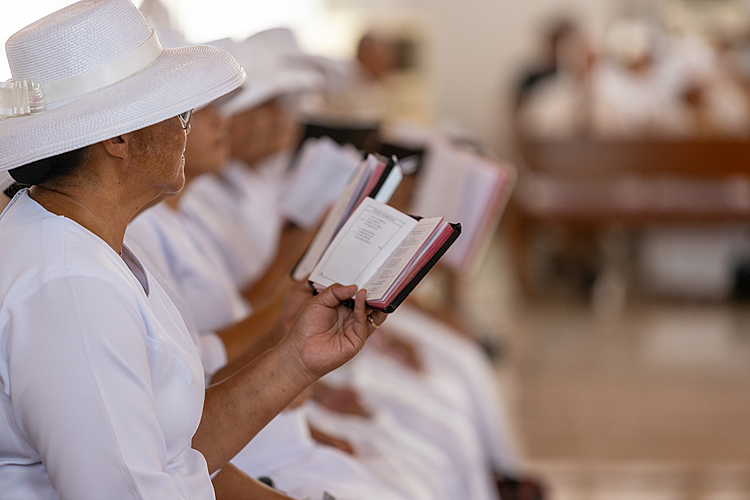 FAST candidate gifts money at Aleisa church