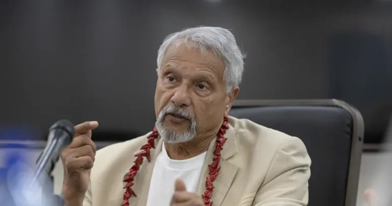 Over 45,000 sign Pacific visa petition, Peters shows support