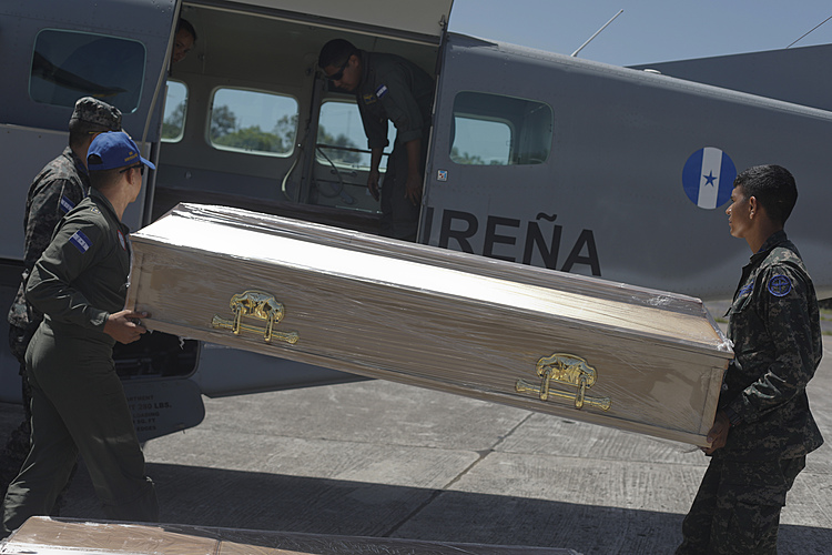Bodies of Honduras boat victims arrive on land for ID