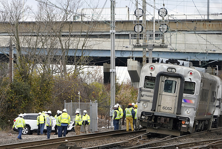 NYC-area train derailment hurts no one, snarls morning rush