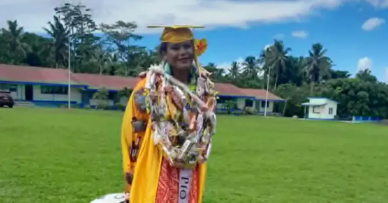 Parents 'dirty hands' inspires dux 