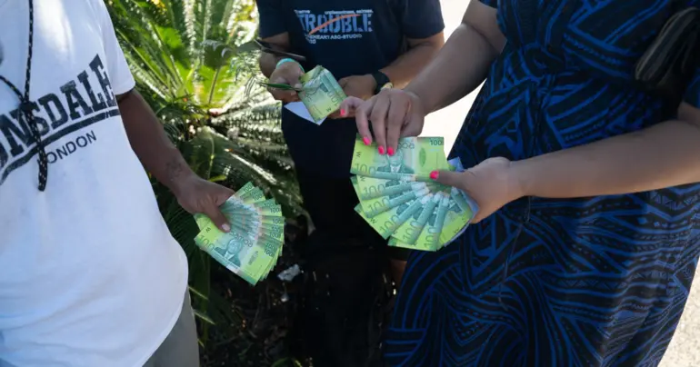 Business warns of fake $100 notes