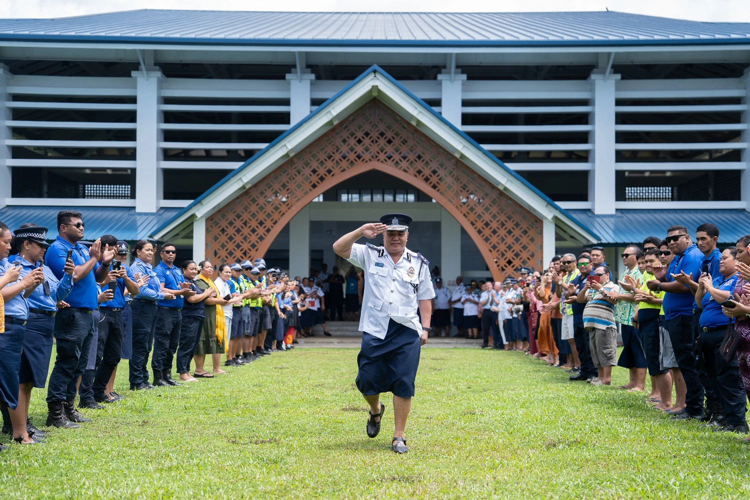 Auapa’au announces police pay increase at farewell