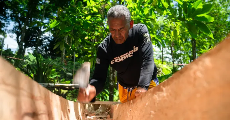   Master craftsmen build canoe for palolo 