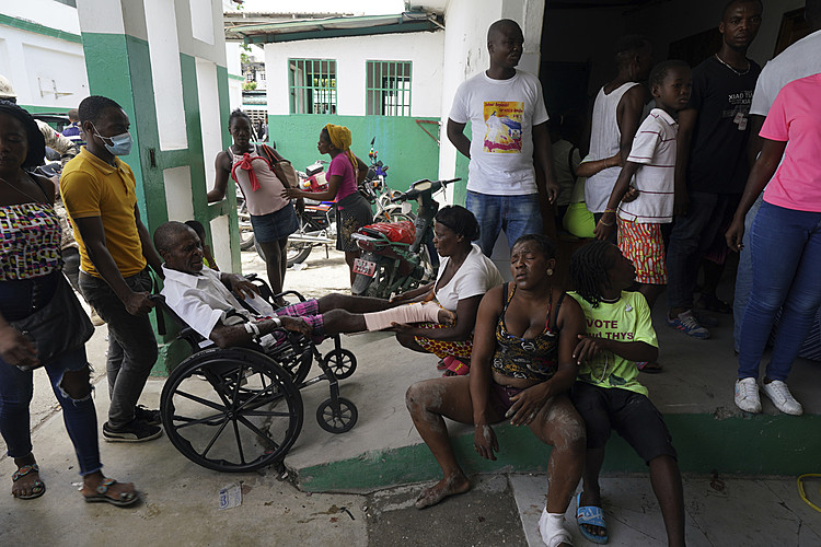 Gangs abduct 2 doctors in Haiti, including a needed surgeon