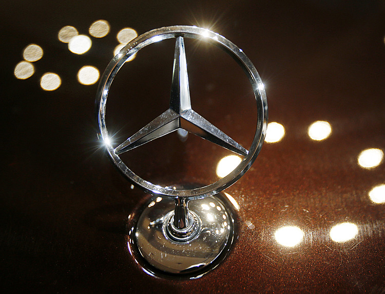 Mercedes sketches out all-electric scenario by decade's end