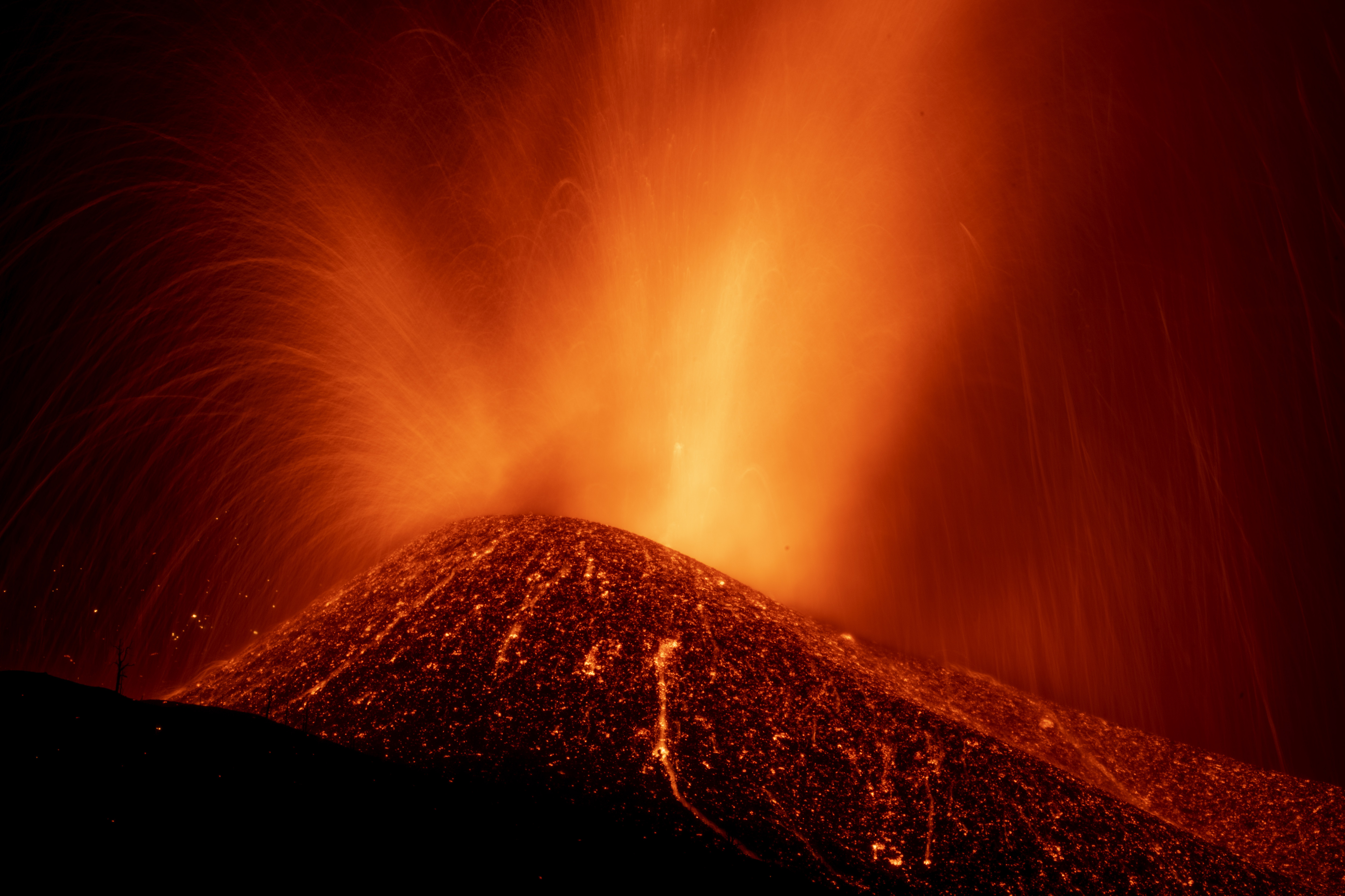 Lava spread raises fears of more damage on Spanish island